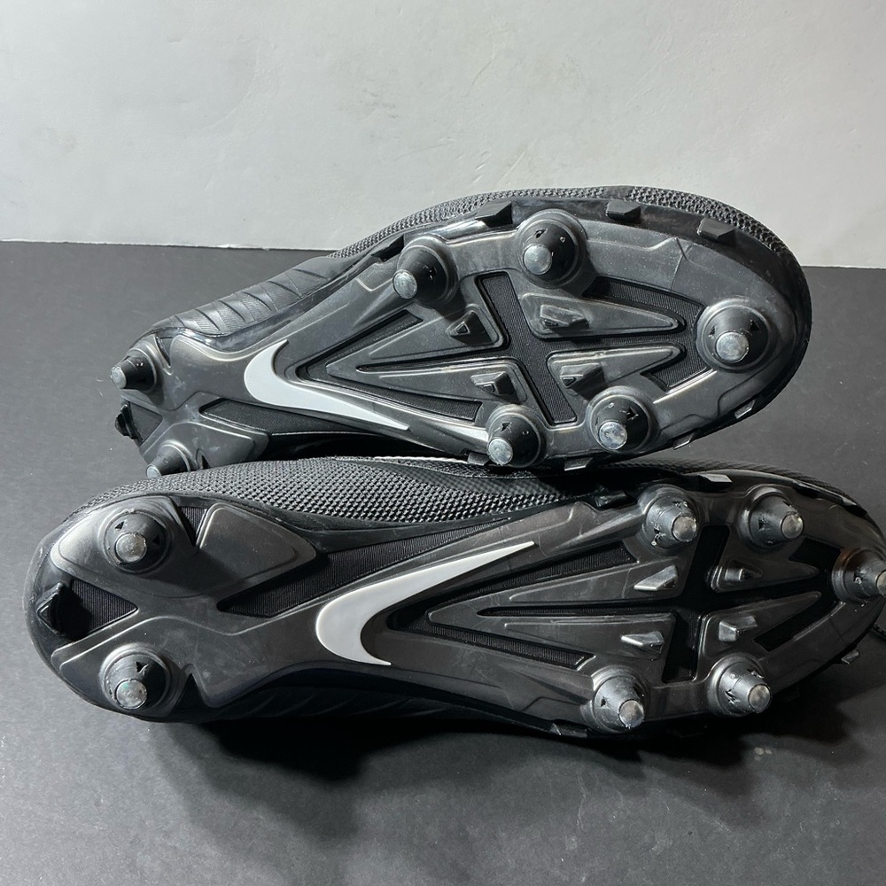 Nike Black and white Soccer Cleats - Picture 6 of 6